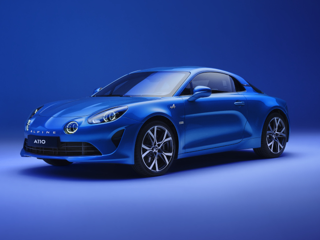 Blaues Sportcoupé der Marke Alpine, Modell A110, auf schwarzem Hintergrund.
