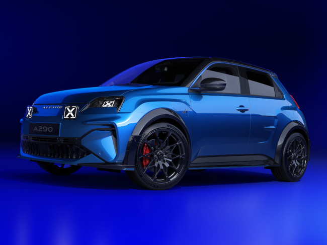 Blaues Sportauto A290 mit schwarzen Felgen vor blauem Hintergrund. Modernes Design und sportliche Akzente.