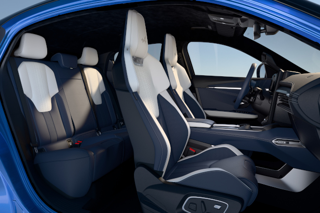 Moderner Autosalon mit sportlichem Lenkrad und Navigationsdisplay in blauer Beleuchtung.