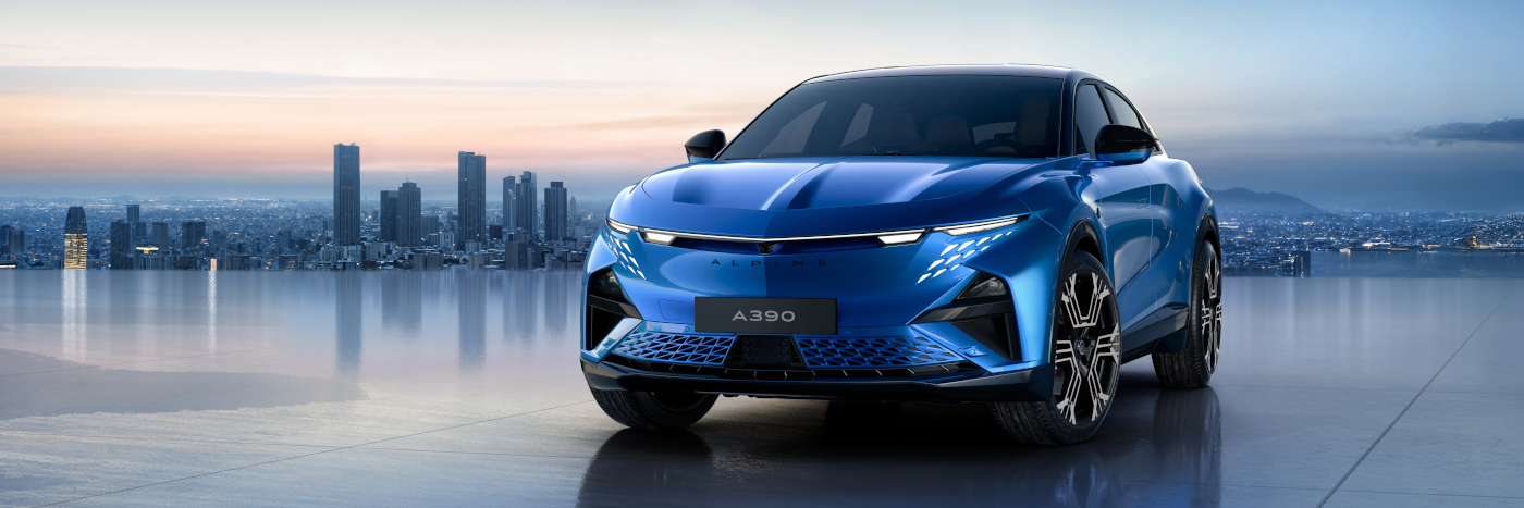 Dunkelblauer Elektroauto mit dynamischem Design, von hinten betrachtet, vor einer futuristischen Lichtkulisse.